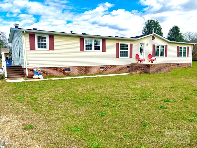 manufactured / mobile home featuring a front lawn