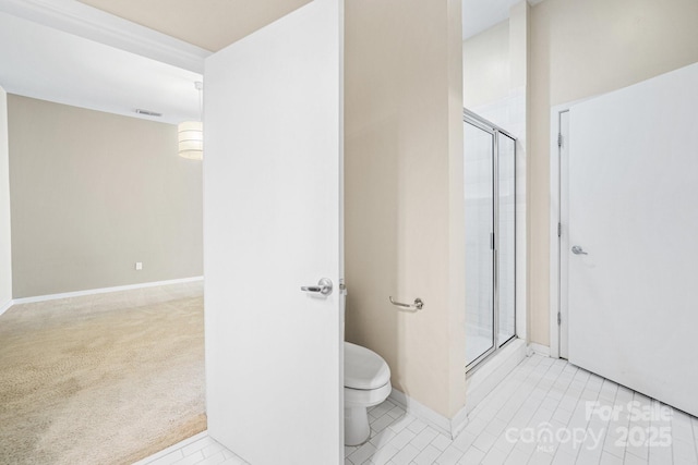 full bathroom featuring a stall shower, toilet, tile patterned flooring, baseboards, and visible vents