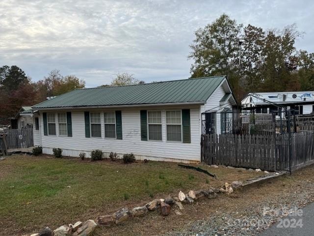 view of front of property featuring a front yard