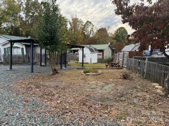 view of yard with a storage shed