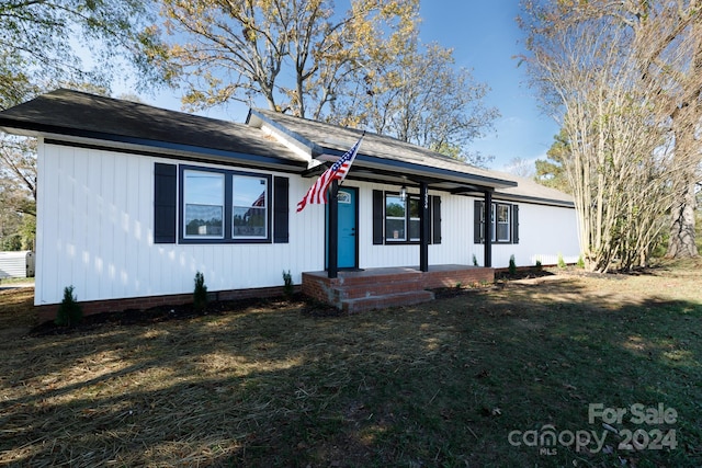 single story home featuring a front lawn