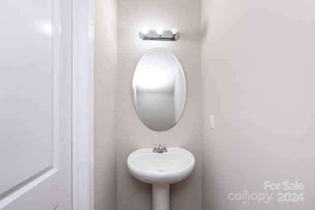 bathroom featuring sink