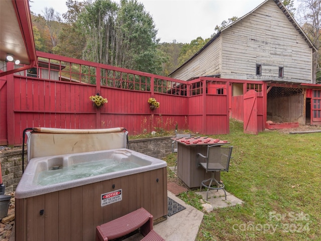 view of yard featuring a hot tub