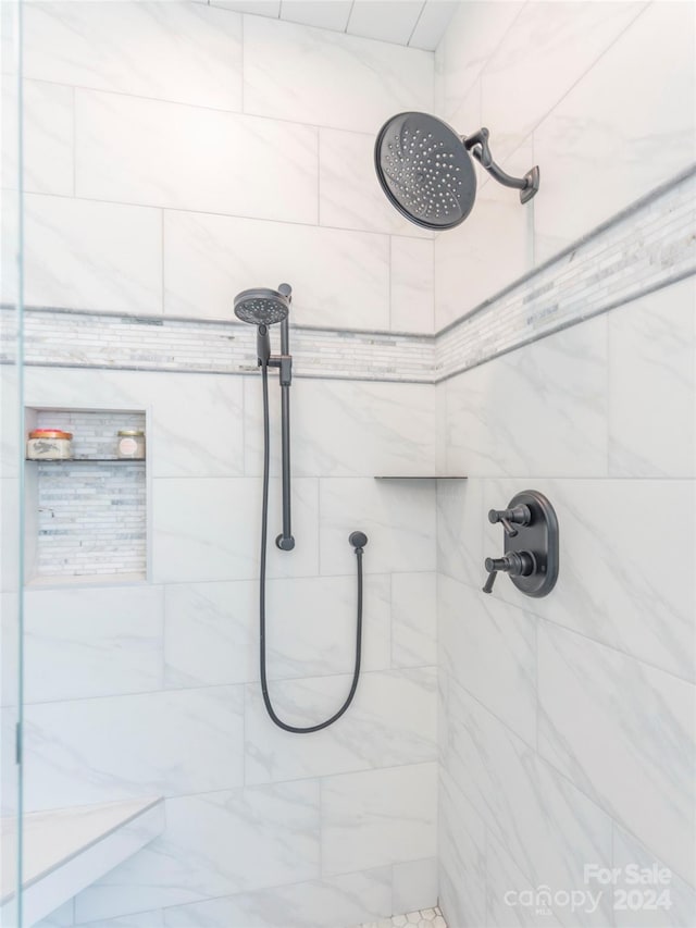 bathroom featuring tiled shower