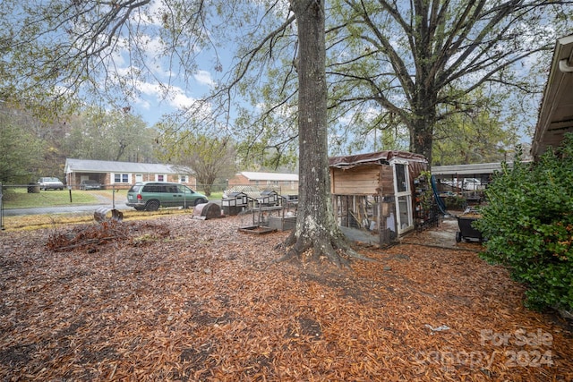 view of yard with an outbuilding