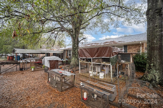 view of yard featuring an outbuilding