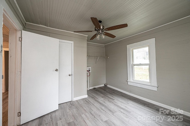 unfurnished bedroom with light wood-type flooring, a closet, ceiling fan, and ornamental molding