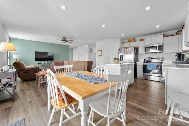 dining room featuring sink, light hardwood / wood-style floors, and ceiling fan