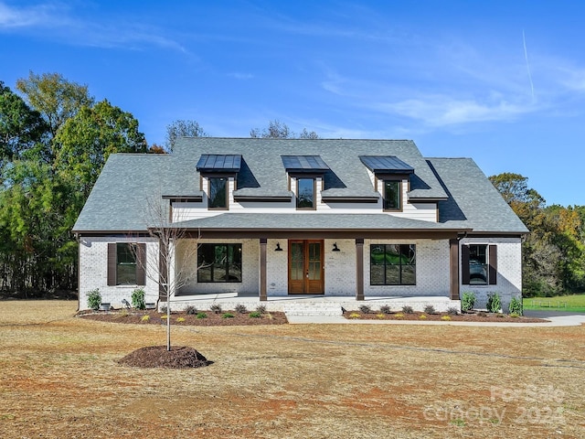 view of front of property featuring a porch and a front lawn