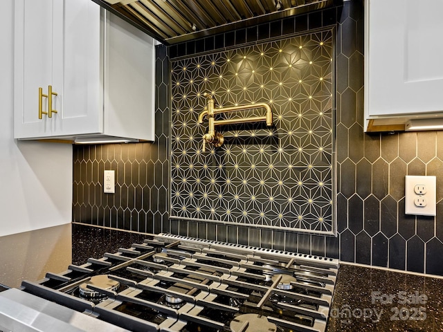 bathroom featuring backsplash