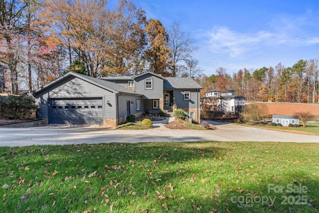 view of front of house featuring a front yard and a garage