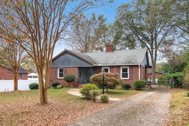 ranch-style house featuring a front yard