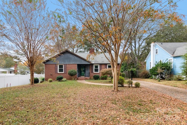 single story home with a front lawn