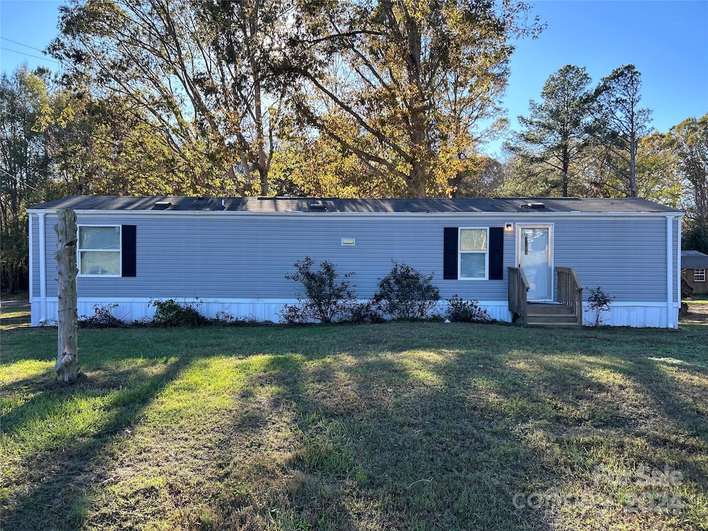 manufactured / mobile home featuring a front lawn