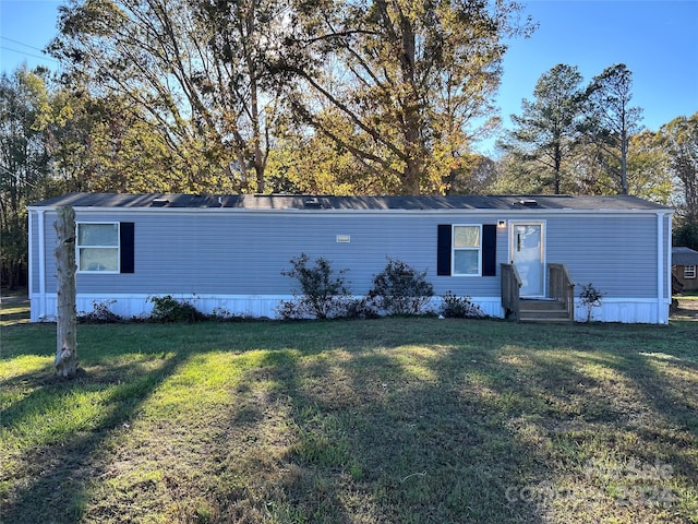 manufactured / mobile home featuring a front lawn