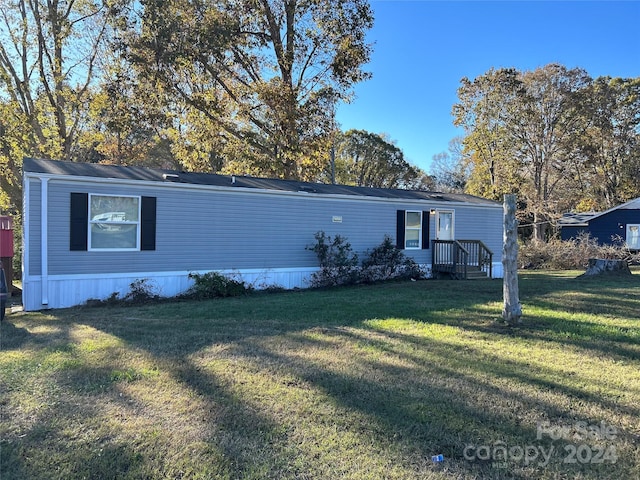 manufactured / mobile home with a front yard