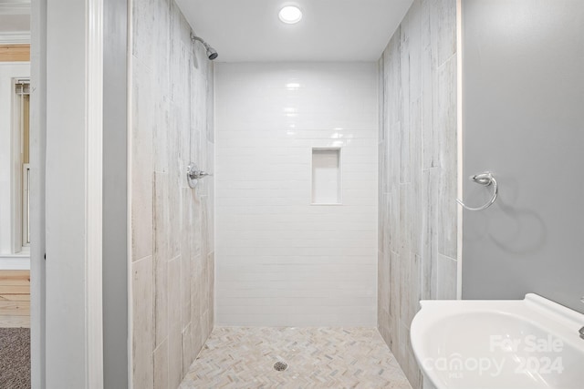 bathroom featuring tiled shower