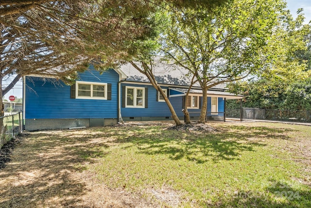 view of front of property with a front lawn