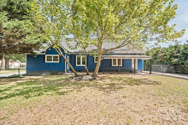 view of front of house featuring a front lawn