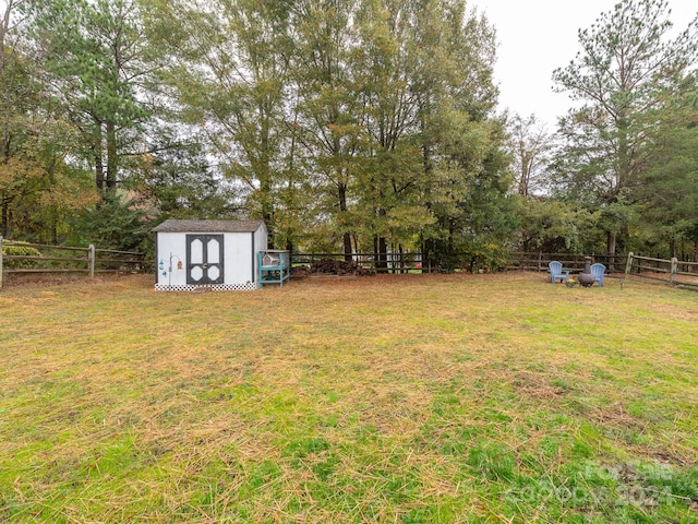 view of yard featuring a shed