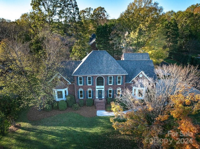 view of front of house featuring a front lawn