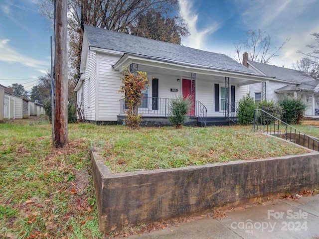 view of front of property with a front yard