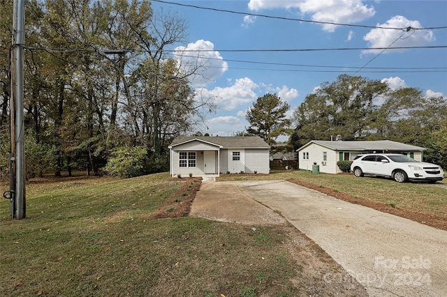 view of front facade with a front yard