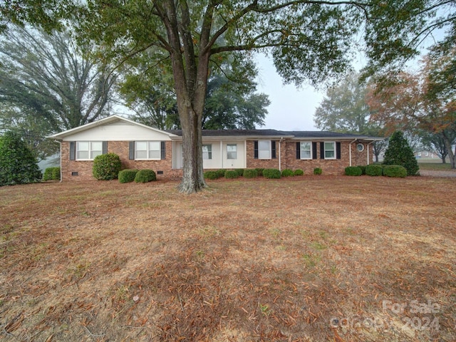 ranch-style house featuring a front yard