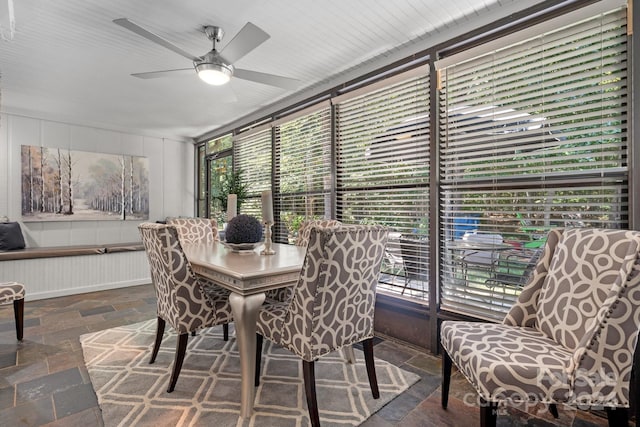 sunroom with ceiling fan