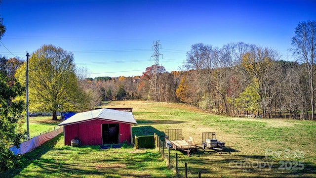 view of yard featuring a storage unit