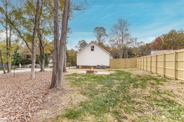 view of yard featuring a fire pit