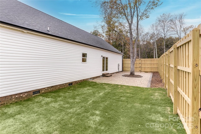 view of yard featuring a patio area