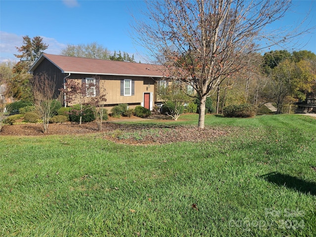 view of front of property featuring a front lawn