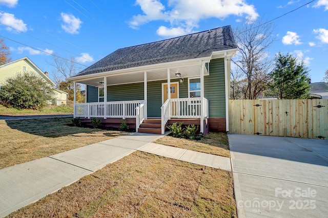 view of front of house featuring a porch and a front yard