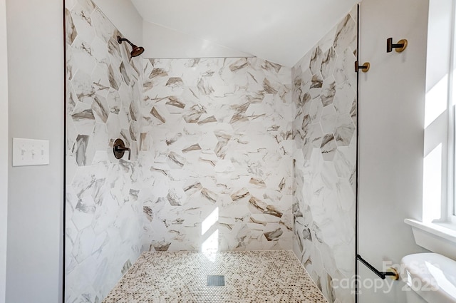 bathroom featuring tiled shower