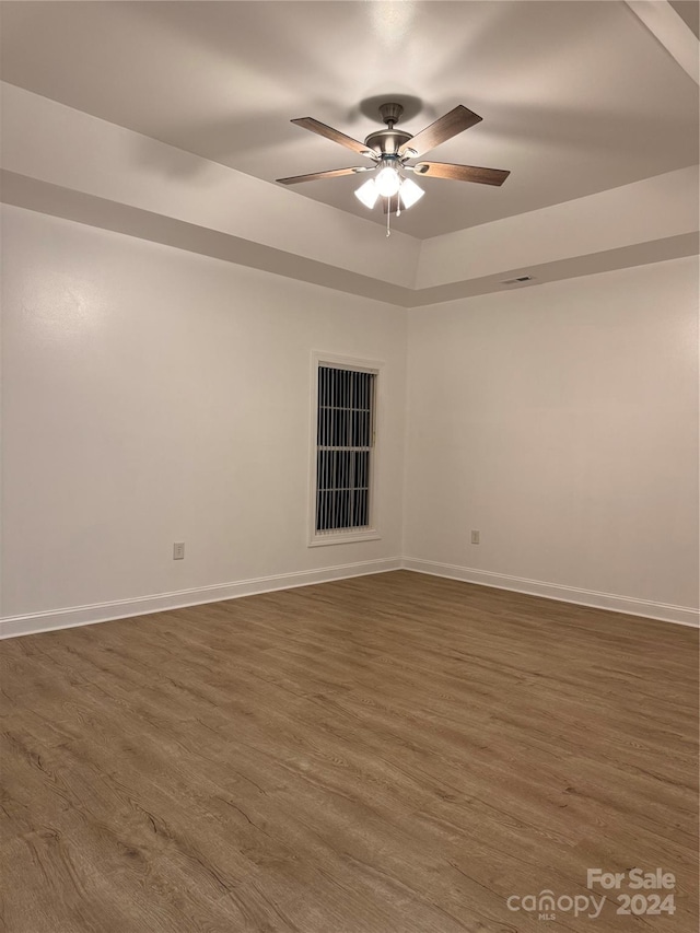 unfurnished room with dark wood-type flooring and ceiling fan