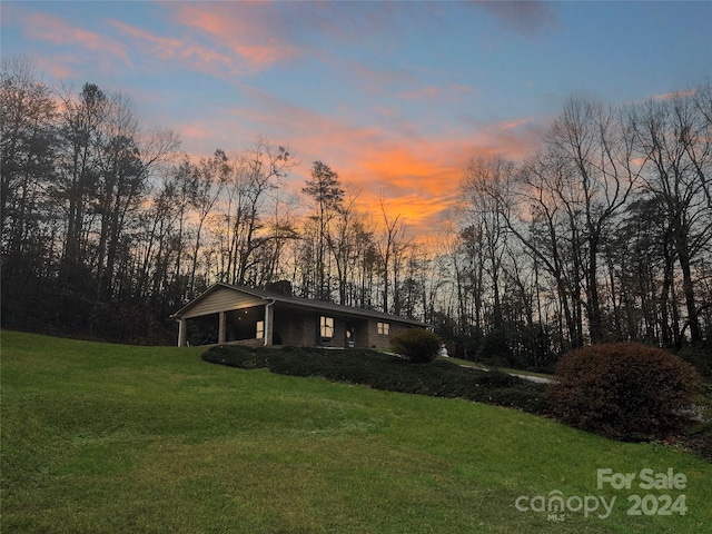 view of front of property featuring a lawn