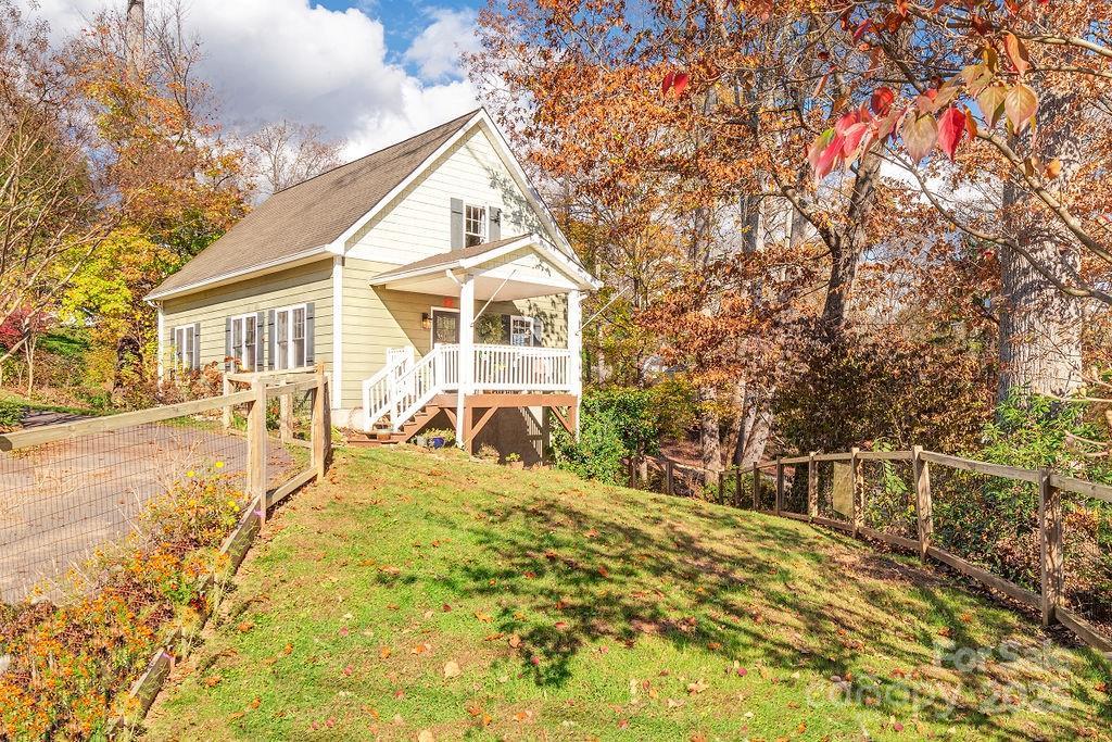 view of front facade featuring covered porch and a front yard