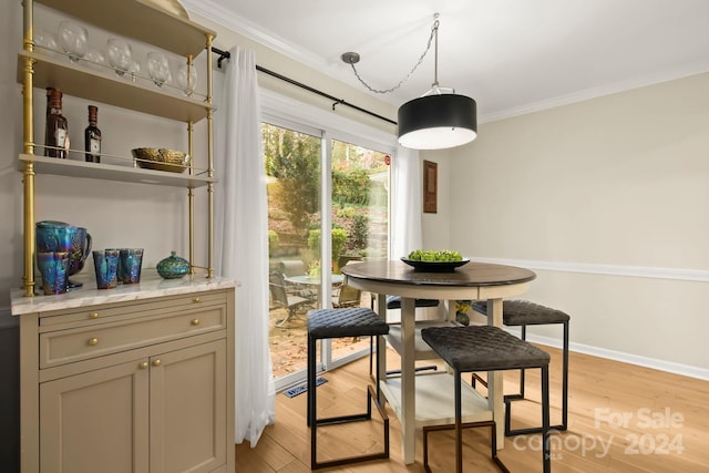 dining room featuring light hardwood / wood-style floors and ornamental molding