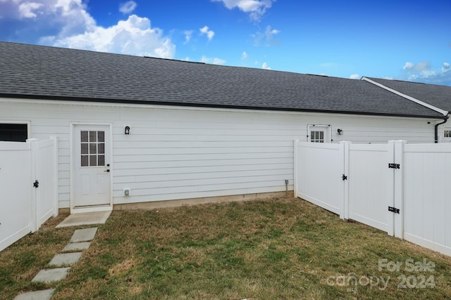 back of house featuring a lawn