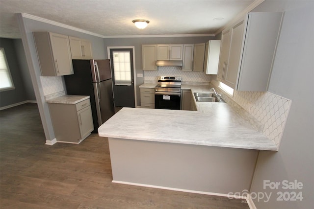 kitchen with sink, kitchen peninsula, appliances with stainless steel finishes, backsplash, and dark wood-type flooring