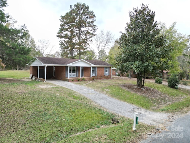 ranch-style home featuring a front lawn