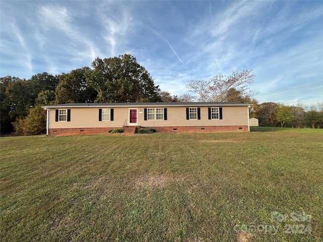 manufactured / mobile home with a front yard