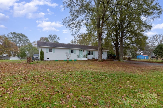 view of front facade with a front yard