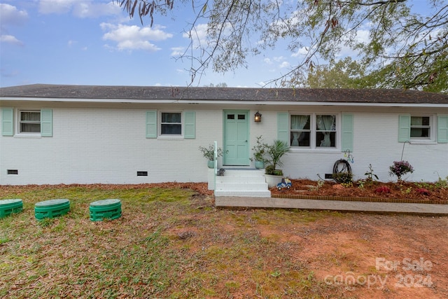 single story home featuring a front lawn