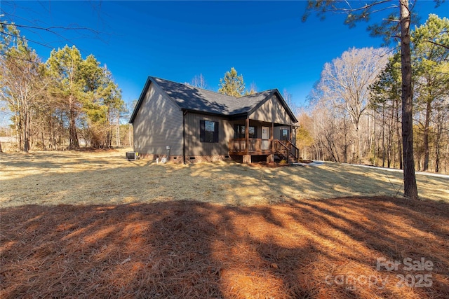 view of front of property featuring a front yard