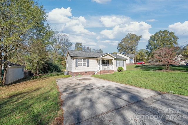 view of front of home featuring a front lawn and covered porch