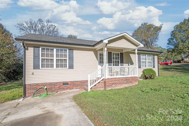 view of front of property featuring covered porch and a front lawn