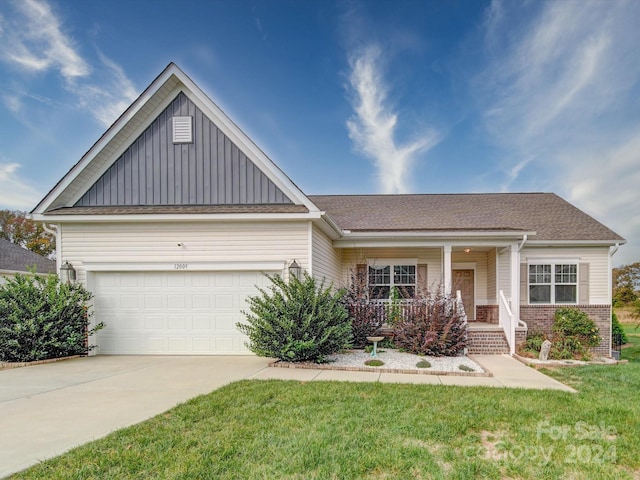 view of front facade featuring a garage and a front yard