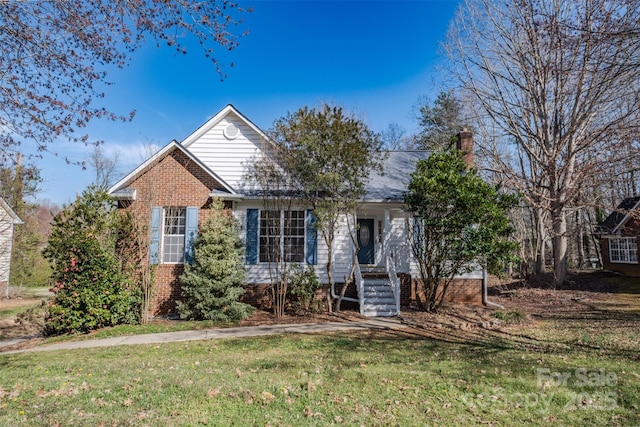 view of front of house featuring brick siding and a front lawn